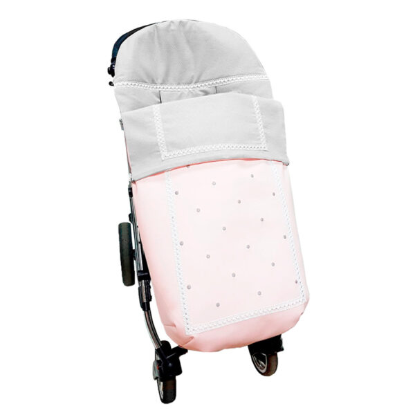 Saco para silla modelo global en tejido polipiel rosa con entredós de ochos y bordado de bodoques. Interior en piqué rosa