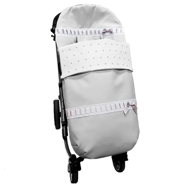 Saco para silla modelo universal en tejido polipiel gris con entredós ancho y bordado de estrellitas. Interior en piqué gris