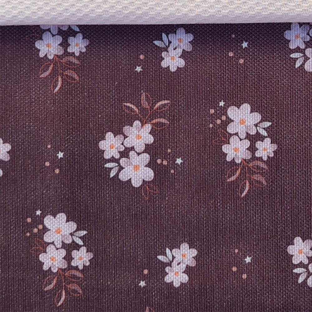 abril-detalle-tapa vuelta del peto en piqué con volantes y para la tapa del saco piqué estampado