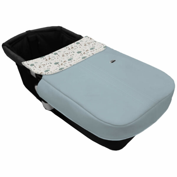 Colcha para Capazo con Cinturón en tejido polipiel muy suave con jaretas color azulado. Para el babero pelo estampado Bambi