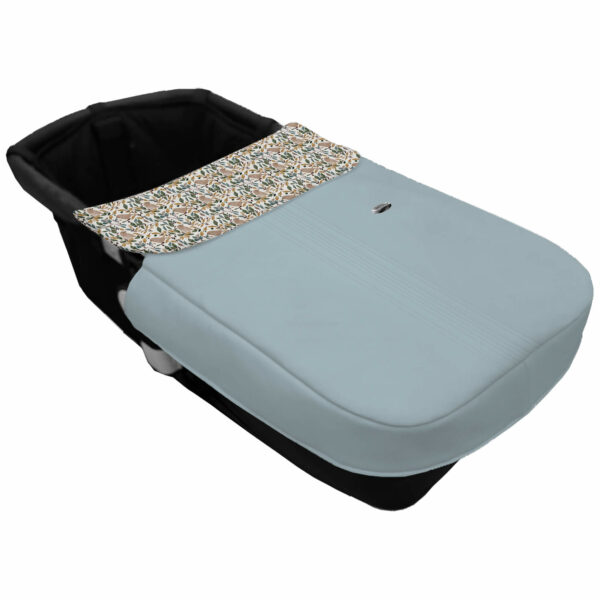 Colcha para Capazo con Cinturón en tejido polipiel muy suave con jaretas color azulado. Para el babero pelo estampado Dylan