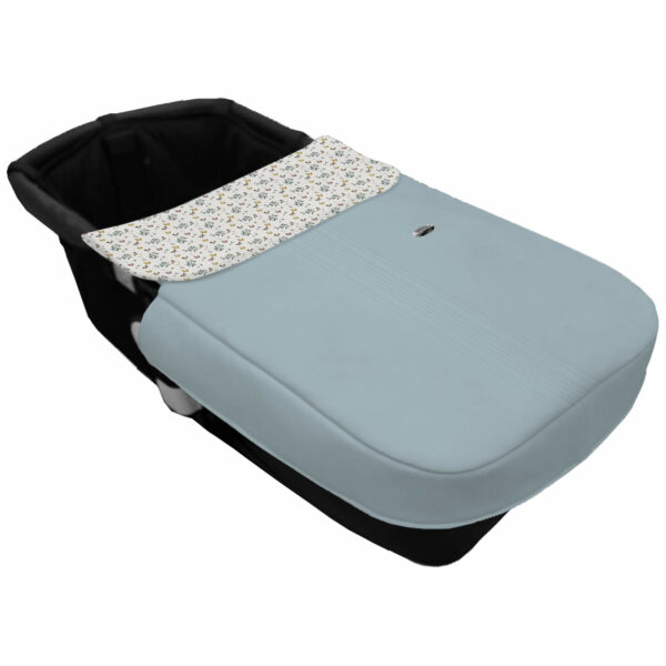 Colcha para Capazo con Cinturón en tejido polipiel muy suave con jaretas color azulado. Para el babero pelo estampado Zoe