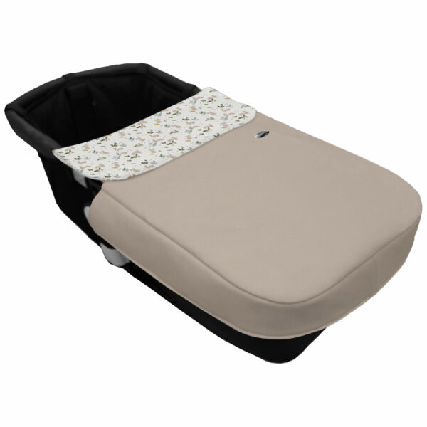 Colcha para Capazo con Cinturón en tejido polipiel muy suave color tostado. Para el babero pelo estampado Altea