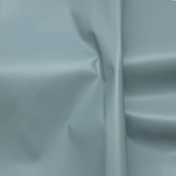 una polipiel muy suave y agradable. Para el interior pelo liso color azuleto